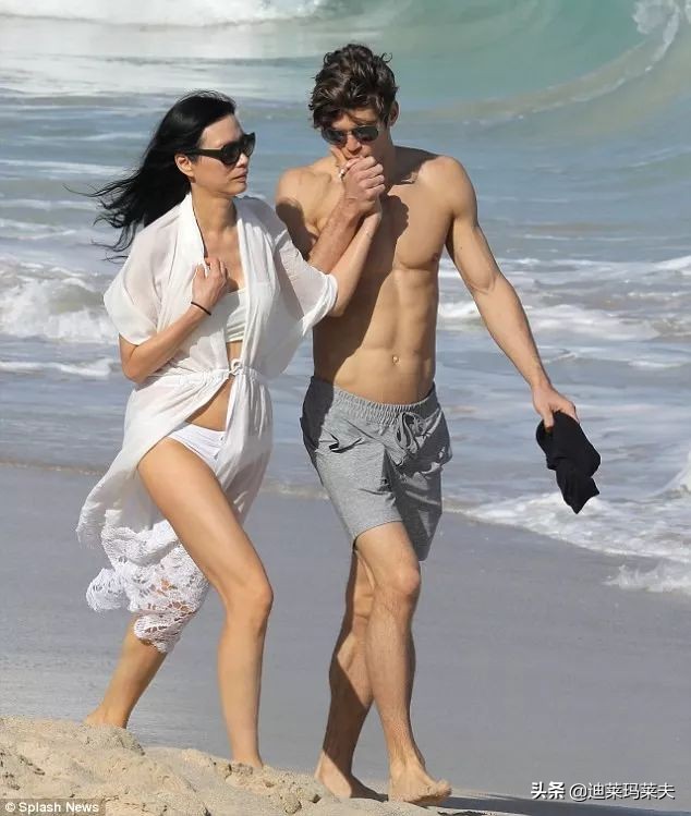 邓文迪怎么获得的百亿家产,49岁邓文迪与20岁男友