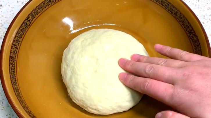 1斤面2个鸡蛋炸油条的配方,只用面粉和鸡蛋在家就能炸油条