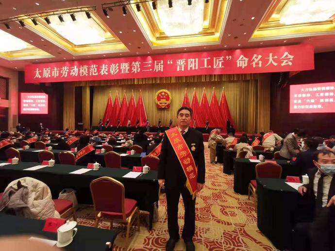 光荣绽放红旗颂,光荣绽放正能量