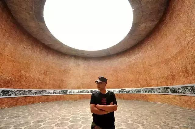 嫌工资低辞职光脚坐在火车站,成都市副市长辞职