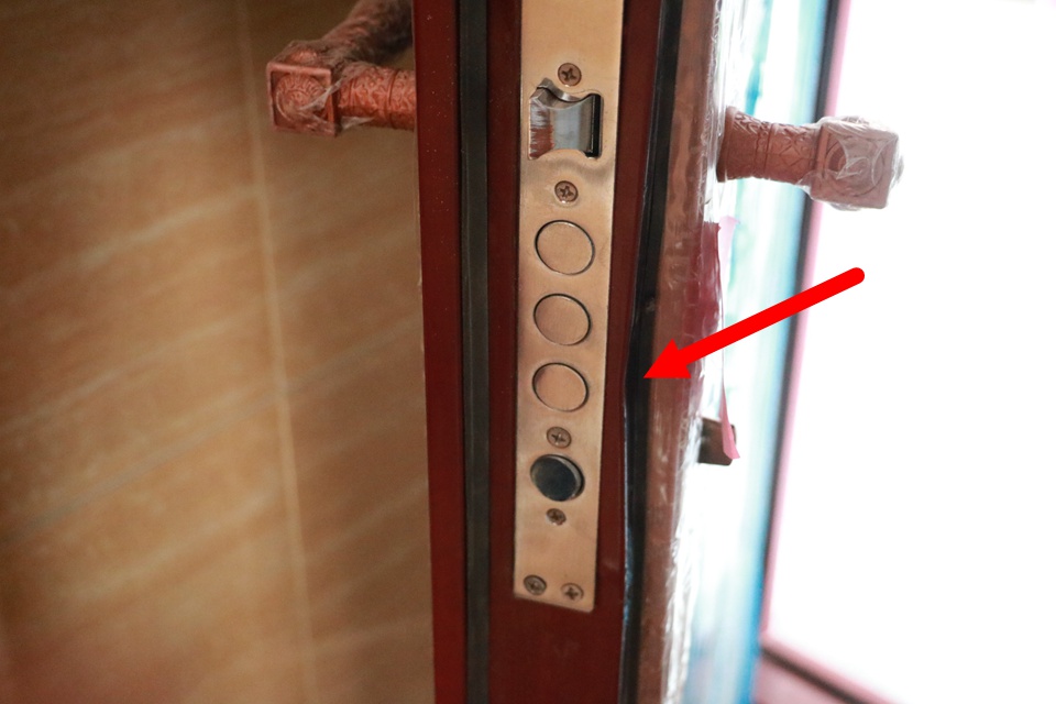 尴尬了！交房当天遭遇正大·佳源都市“挡门神”，一家被困新房出不去