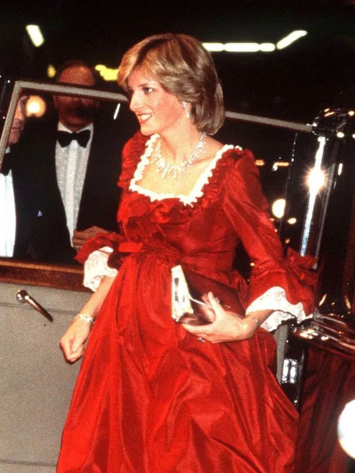 戴妃经典款戒指,戴妃蓝宝石珠宝