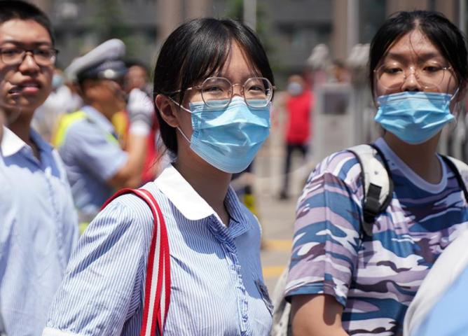 女儿高考450分家长摆40桌酒席庆功,女儿估分579不知道会怎么样