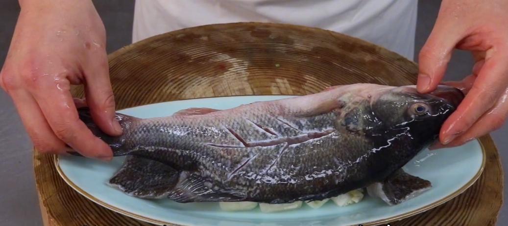 大师傅教你清蒸鲈鱼,五星大厨清蒸鲈鱼的正确做法