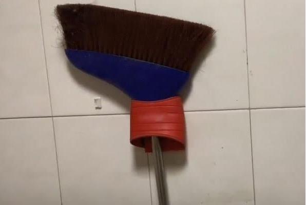 拖鞋坏了可以扔一只吗,拖鞋坏了扔垃圾桶