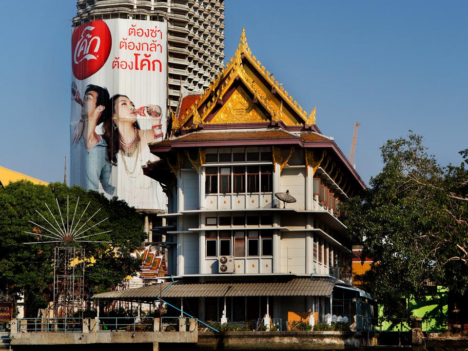 可口可乐透过瓶子看世界,可口可乐在中国的第一个广告