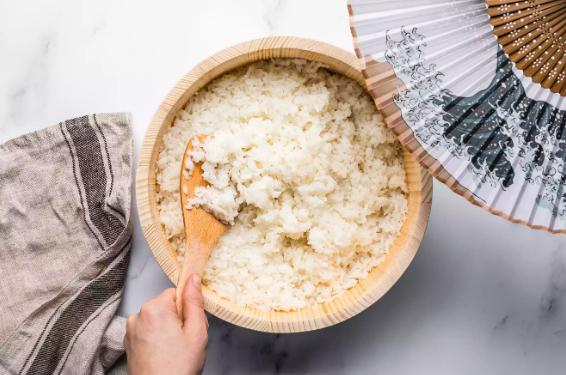 做寿司的米饭要软一点还是硬一点,怎样煮最好吃的寿司米饭