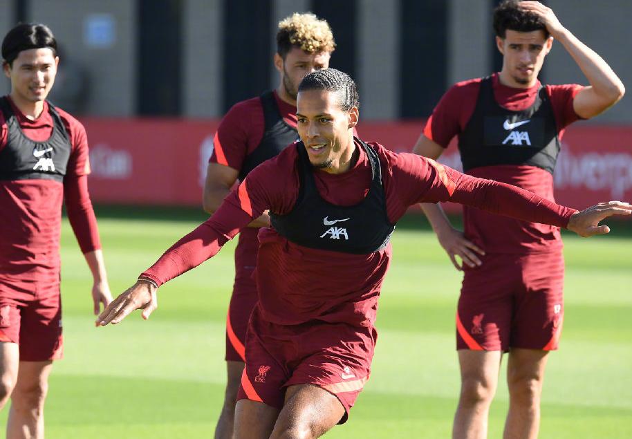 吕迪格和范戴克防守哈兰德,世一卫范戴克