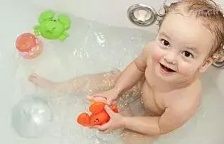 蛋蛋真的很脆弱,别再让娃当球捏了……