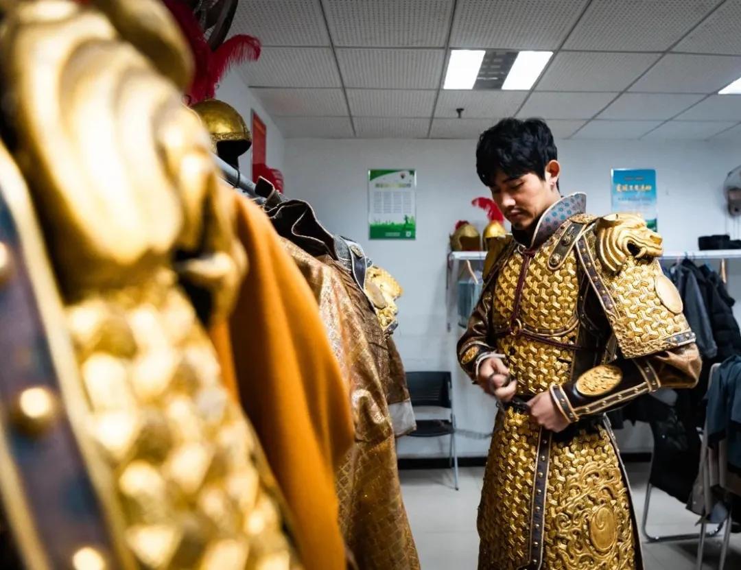 今天，一起去揭开“金甲男团”的神秘面纱……