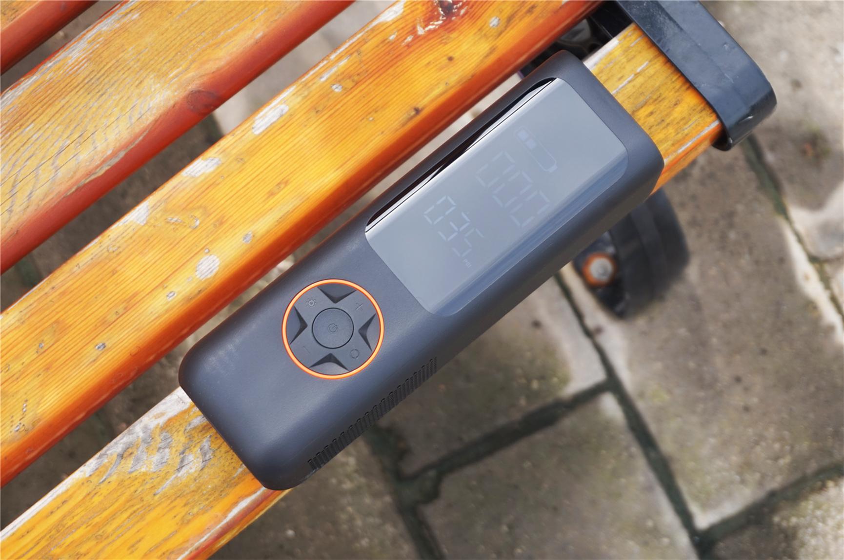 开车遇到轮胎不够气,骑车路过电动车没气帮忙打气