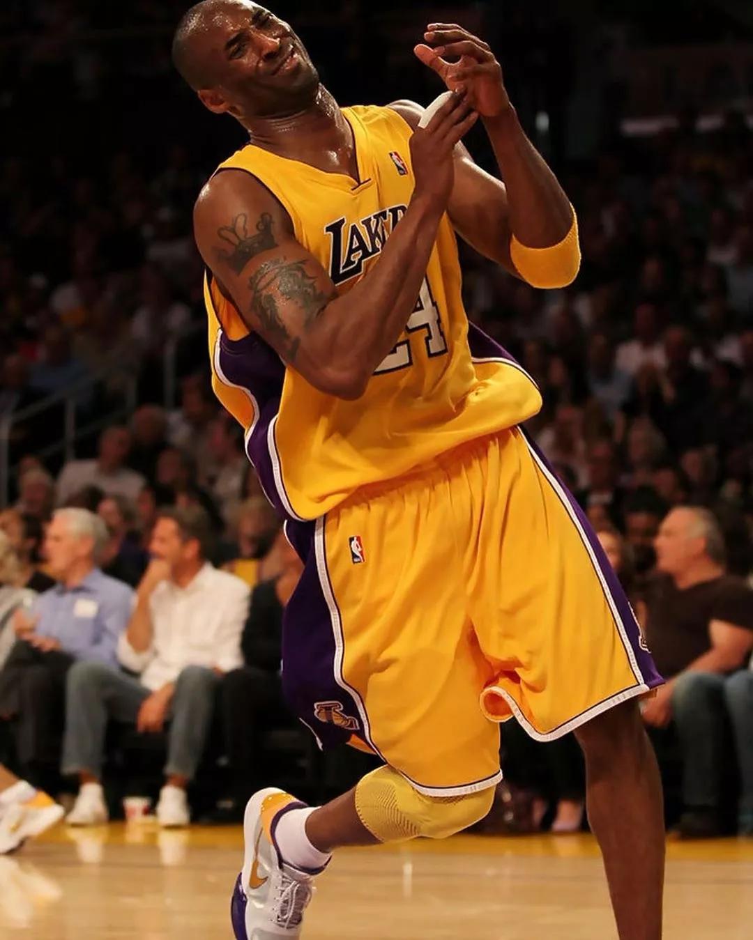 科比生涯最高分穿什么鞋,科比五名人堂配色nba上脚