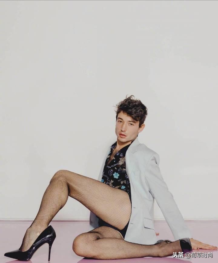 男人骚起来不管女人事!E妹踩高跟穿胸衣演绎性感,不料*袜丝**破了