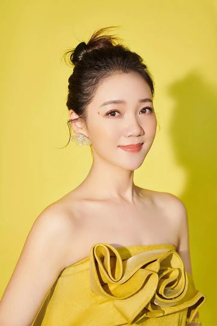 安徽台一姐周群台下好嚣张,安徽台一姐周群艺术照