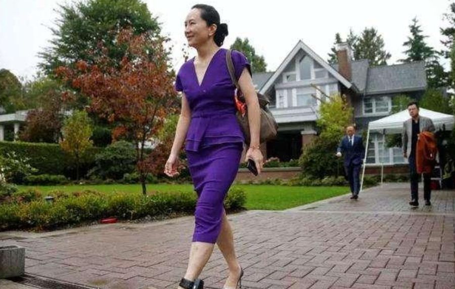 香奈儿推出脚链包包,香奈儿黑色仿包