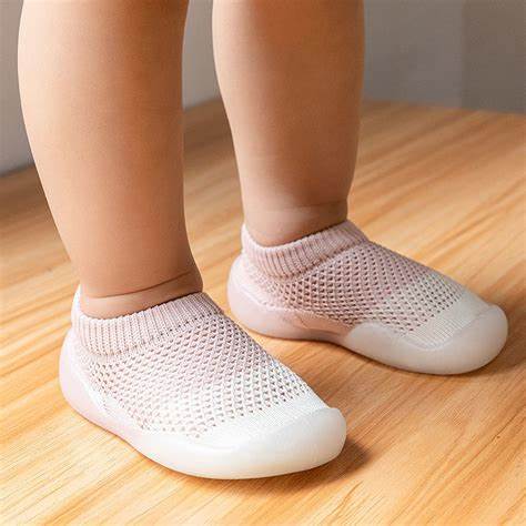 宝宝穿什么样的拖鞋不影响腿型,医生谈宝宝穿拖鞋危害