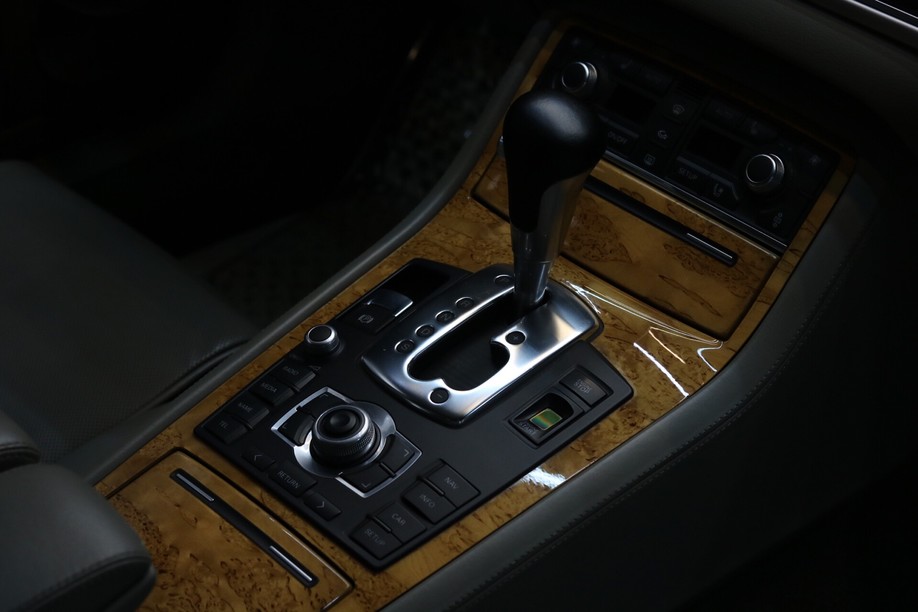 怪兽修车：修复一辆09年西装暴徒奥迪S8，当年售价200多万