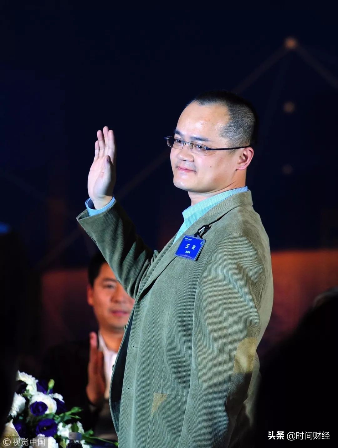 王兴减持美团股票,美团市值近4000亿王兴越过山丘