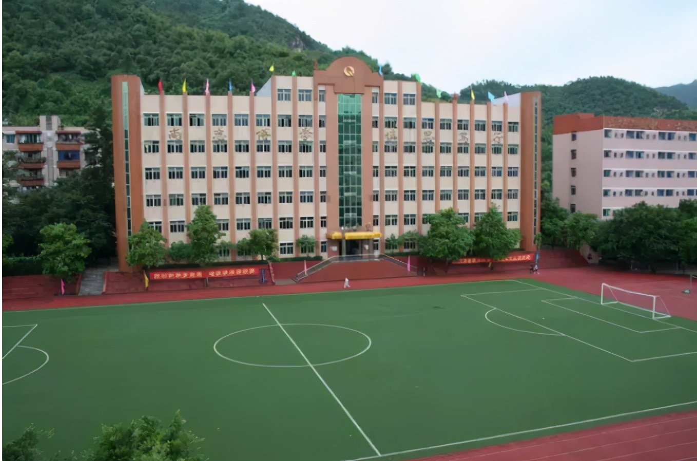 重庆哪所学校环境最好,重庆环境最差的学校