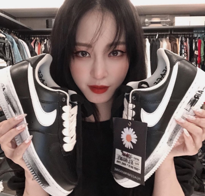 权志龙个人品牌与耐克合作系列上线