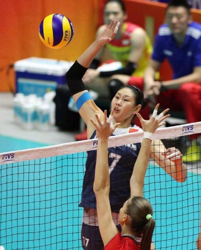 女排颜妮袁心玥谁厉害,袁心玥拦网建功中国女排
