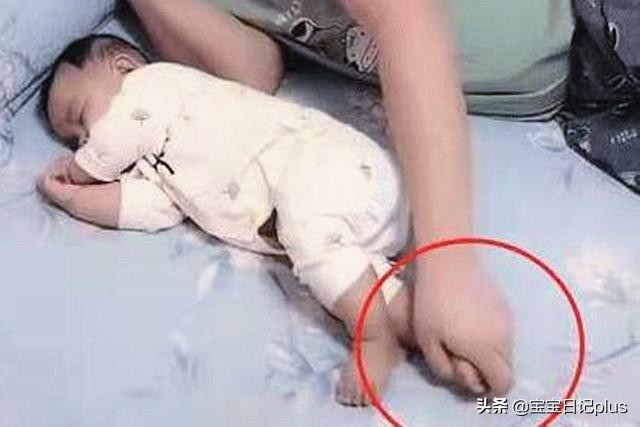 爸爸带娃犯困宝宝翻身没察觉,爸爸午睡惊醒以为宝宝窒息