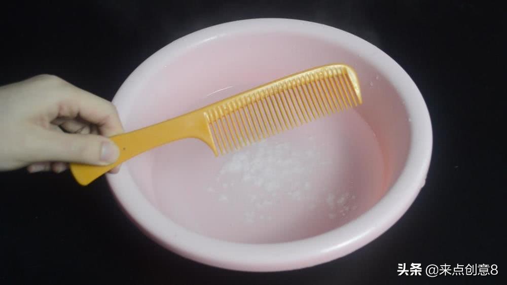 梳子上挤牙膏有什么用途,牙膏在梳子上的作用与功效