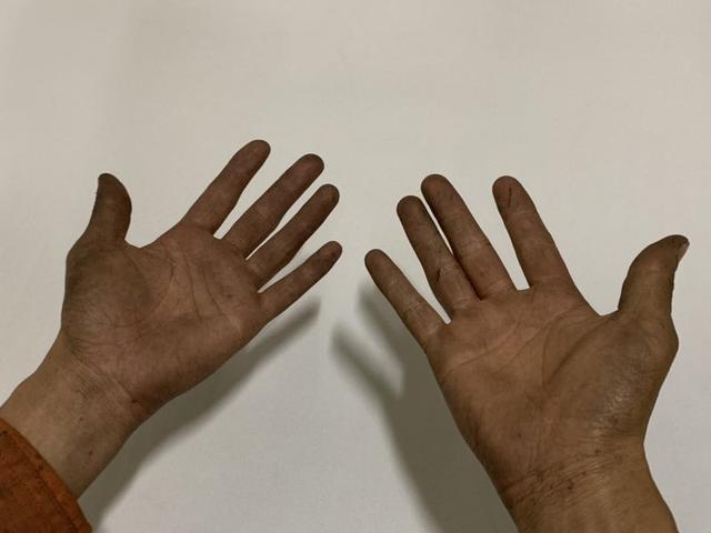 他们脸上蒙着一层烟灰，像是长进了皮肤里，有人看着战友牺牲无能为力，有的被战友推离危险