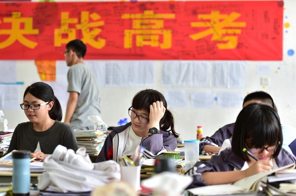 易烊千玺高考查成绩紧张到发抖,易烊千玺高考数学多少