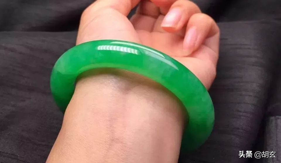 翡翠手镯怎么戴才容易,翡翠手镯怎么戴才是好的