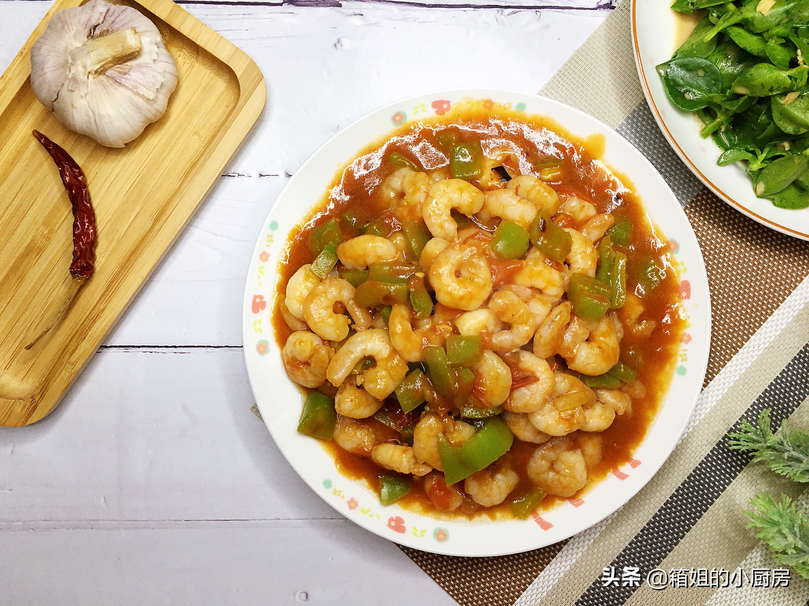 中午给大家分享一道西兰花炒虾仁,西红柿豆腐炒虾仁减脂