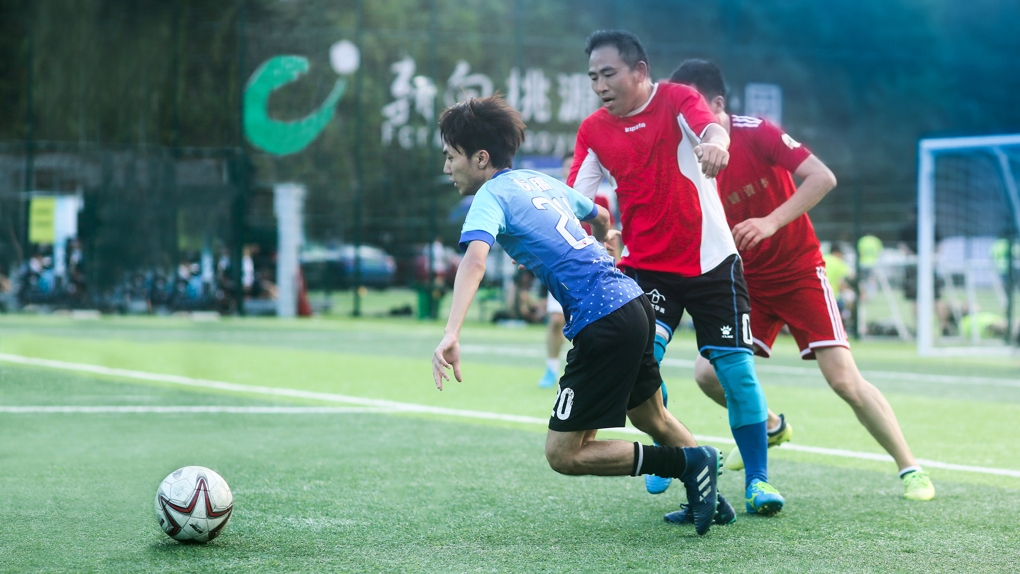 草根足球激烈对抗,深圳草根足球联赛