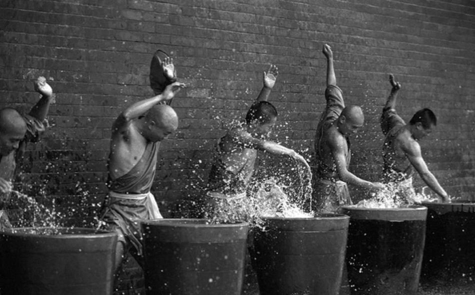 古代少林寺武僧练武踩凹地板,少林寺武僧进入部队练武