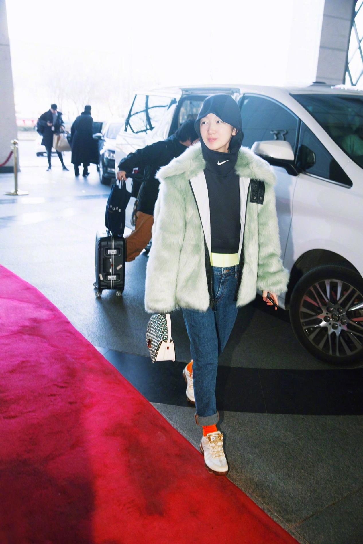 不懂大衣的廓形劝你别乱穿,皮草大衣怎么穿搭