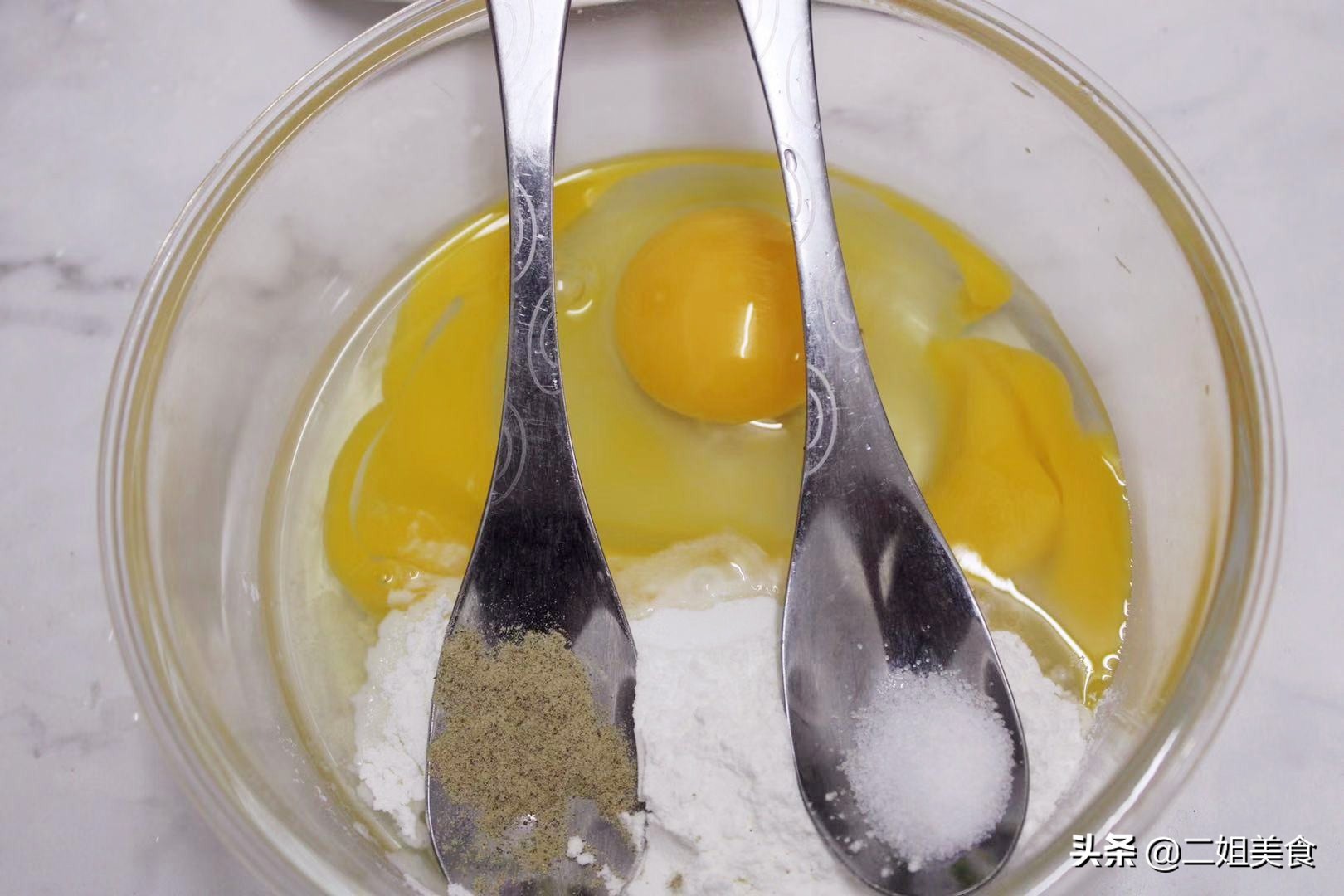 金针菇和什么菜配起来炒比较可口,金针菇这样做比烤肉还要好吃