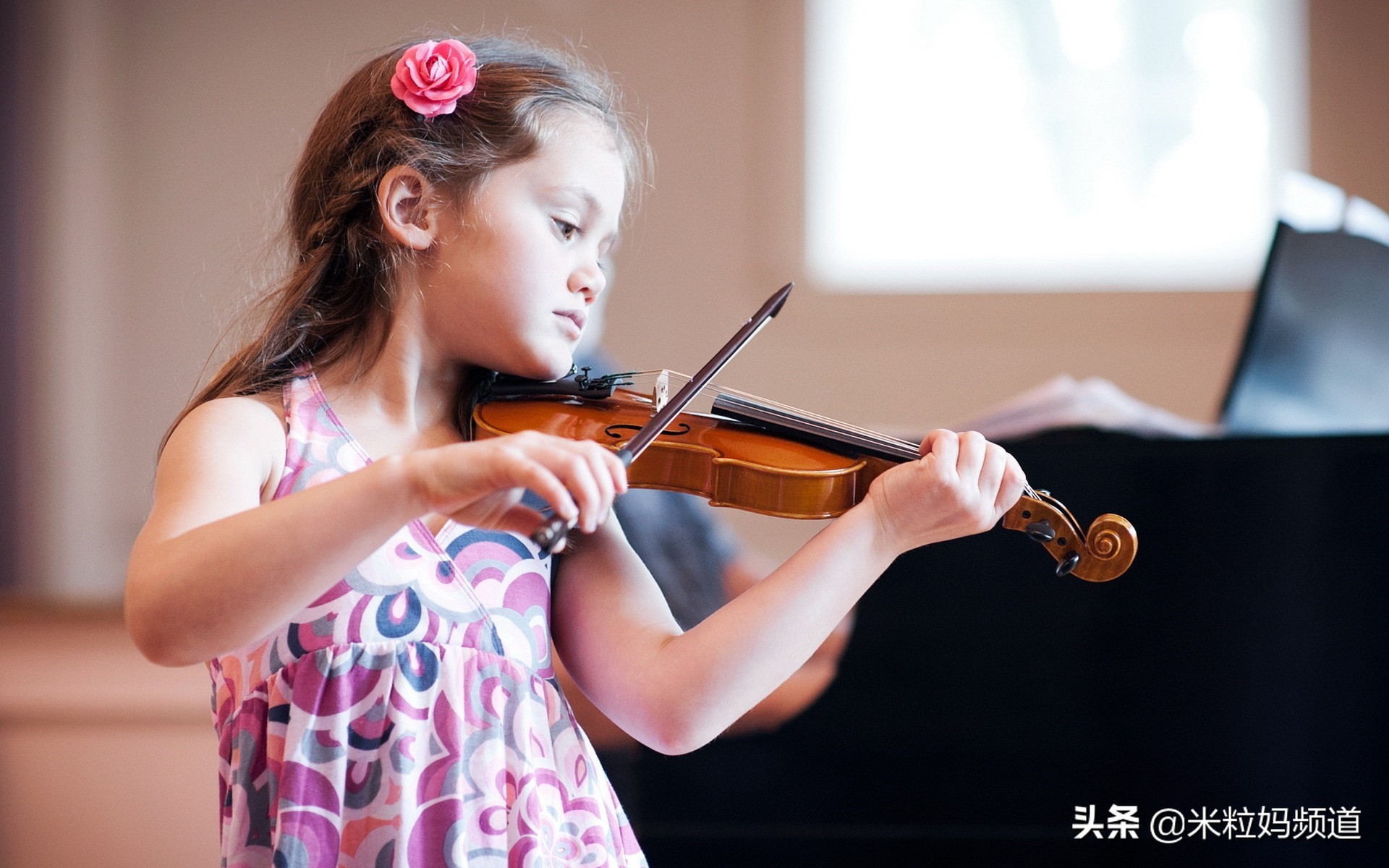 钢琴家郎朗和吉娜弹琴,钢琴家郎朗与吉娜