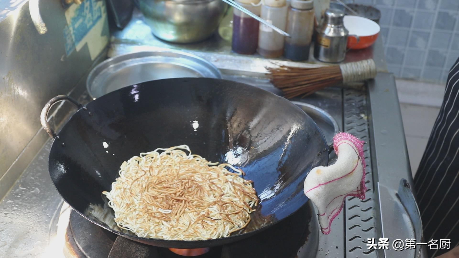 用铁锅炒的面条怎么做,生面条在锅里蒸的做法
