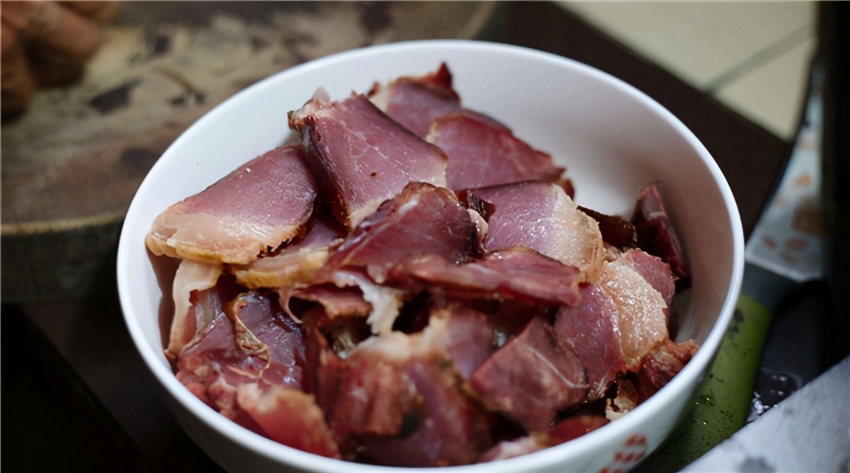 腊肉发霉了怎么处理还能吃吗,发霉的腊肉吃起来才香