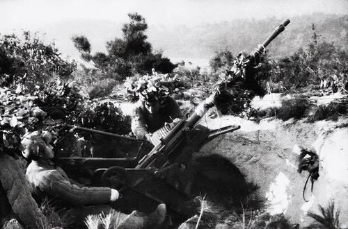 老兵坐飞机被美国人嘲笑,老兵嘲讽新兵被教训了后续