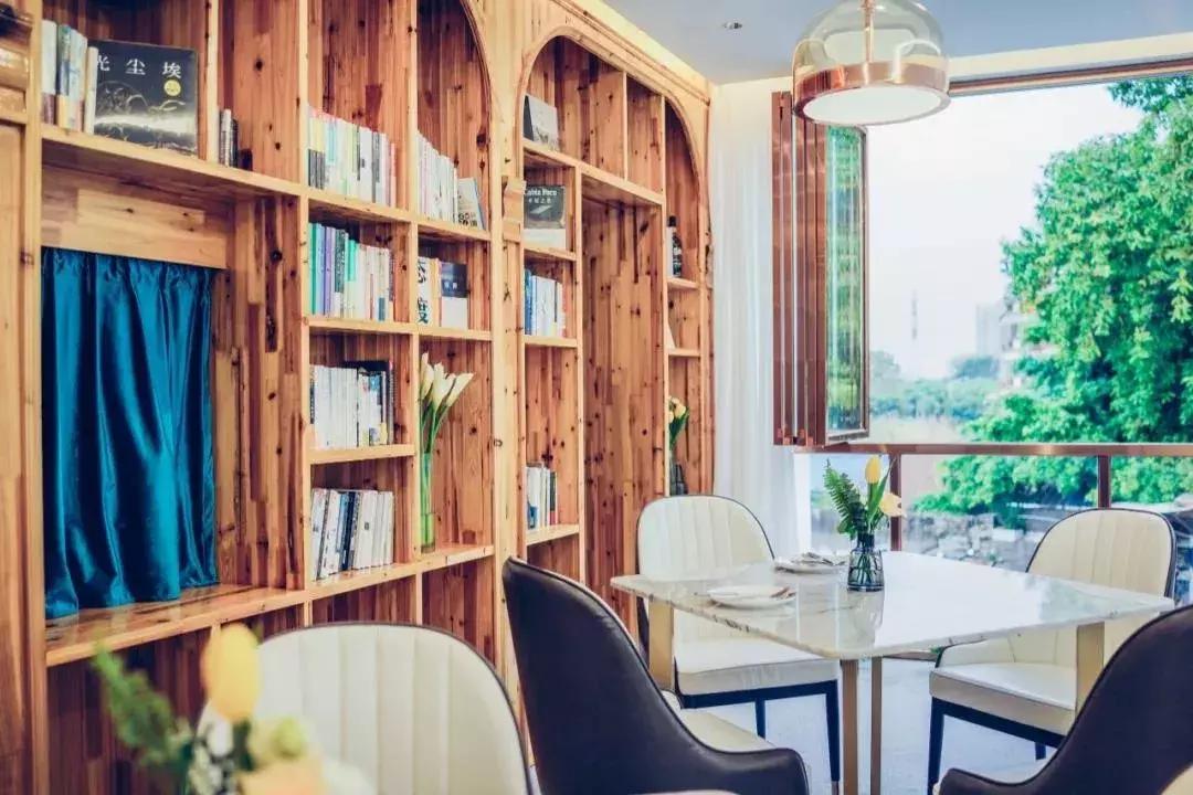 源和1916里的这家网红店，是花店也是甜点店还是图书馆