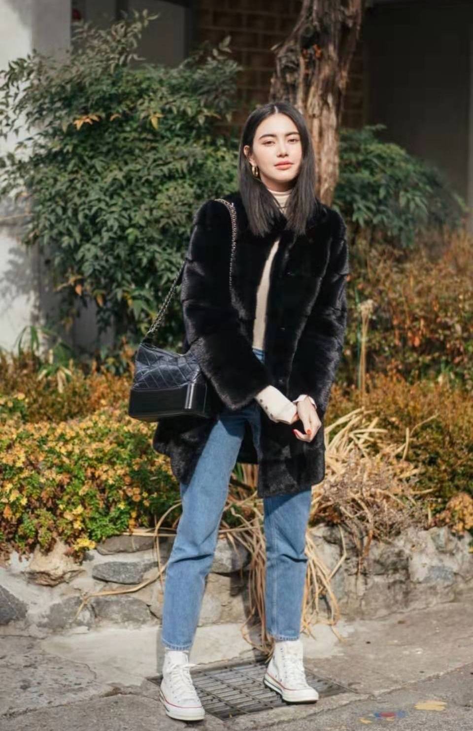 她不愧是泰国最年轻影后，穿衣品味一绝，老气外套都能穿出少女感