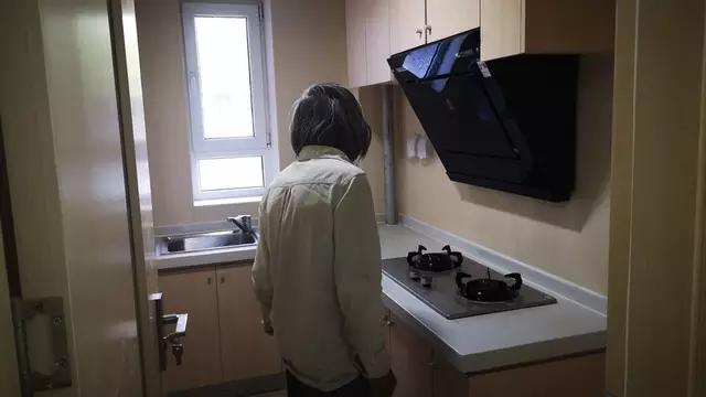 都市露宿者们：有人想当歌星未遂，有人被骗房产