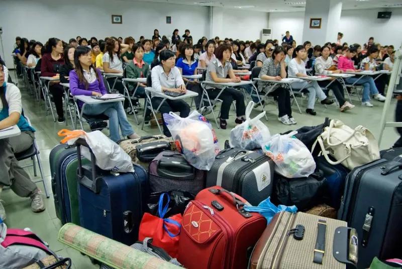 他用20年，拍下了流水线上的一代“打工人”