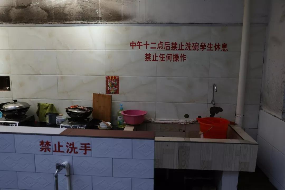 这里有年入200万的陪读和日入3万的代购？千万包裹真实还原“亚洲最大高考工厂”