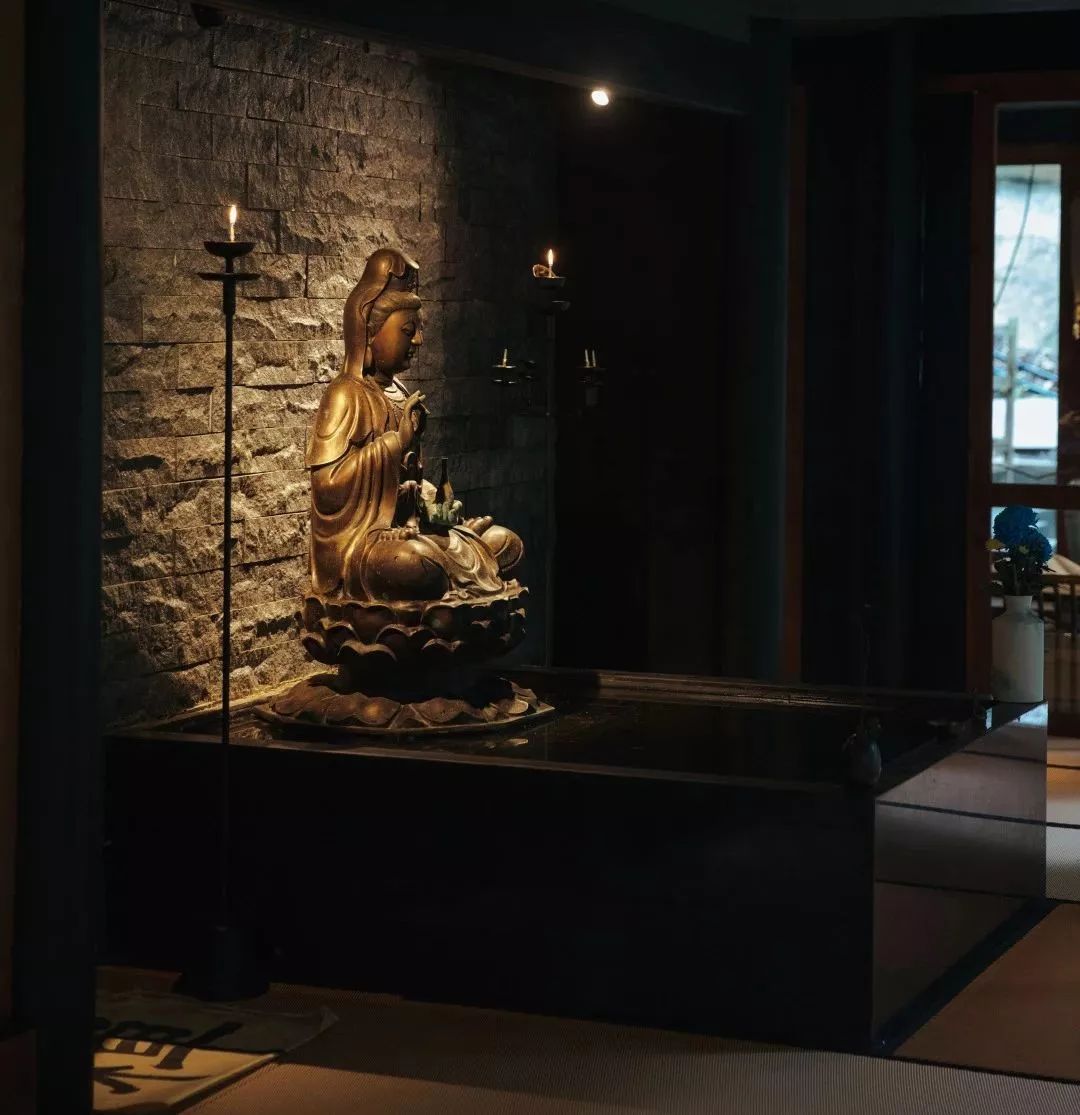 一家开在闹市里的茶馆,一家开在寺庙内的咖啡店