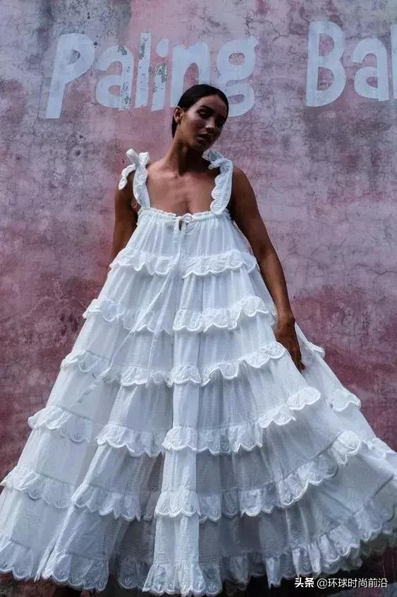 美炸了的吊带裙也挑人，会露才是王者