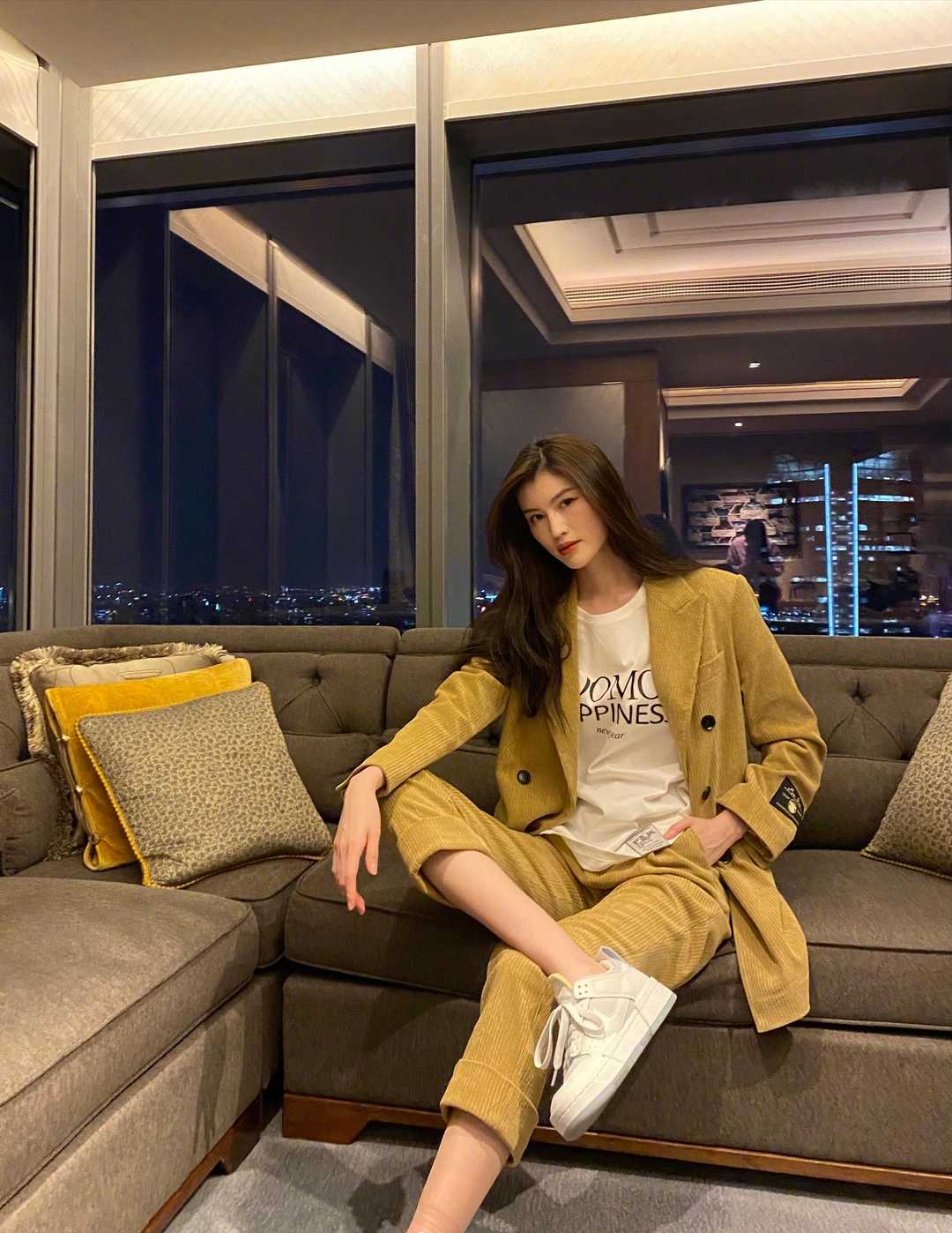 金喜善不愧是韩国第一美女,穿绿色西装套装配长卷发,气质太惊艳