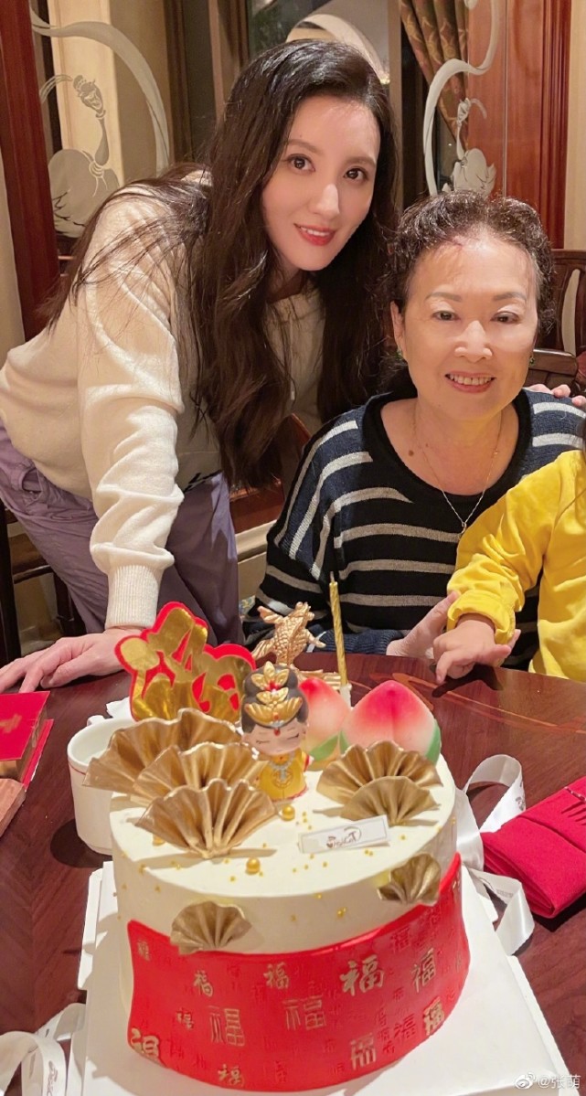 张萌被3岁女儿*力暴**戳伤鼻子,皮掀起来一块疼哭,在线求祛疤妙招