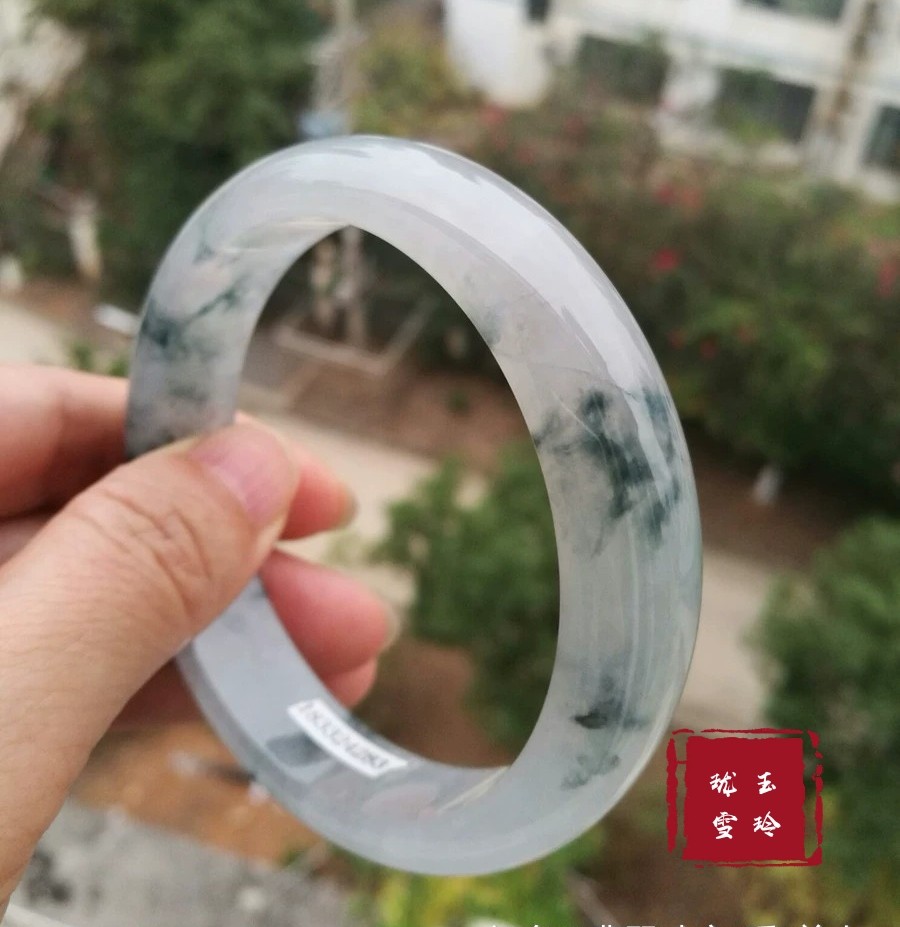 怎么挑选适合自己的玉手镯,玉手镯怎么选才是最好的呢