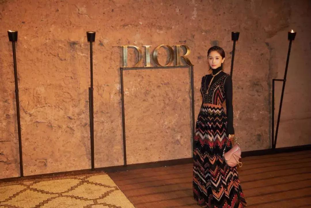 在摩洛哥皇宫，穿拖鞋看秀，是什么体验？